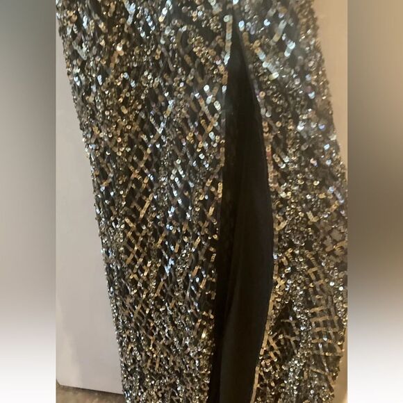 NWT Mac Duggal SEQUIN HALTER OPEN BACK GOWN gold / black Size 6 - Picture 7 of 7